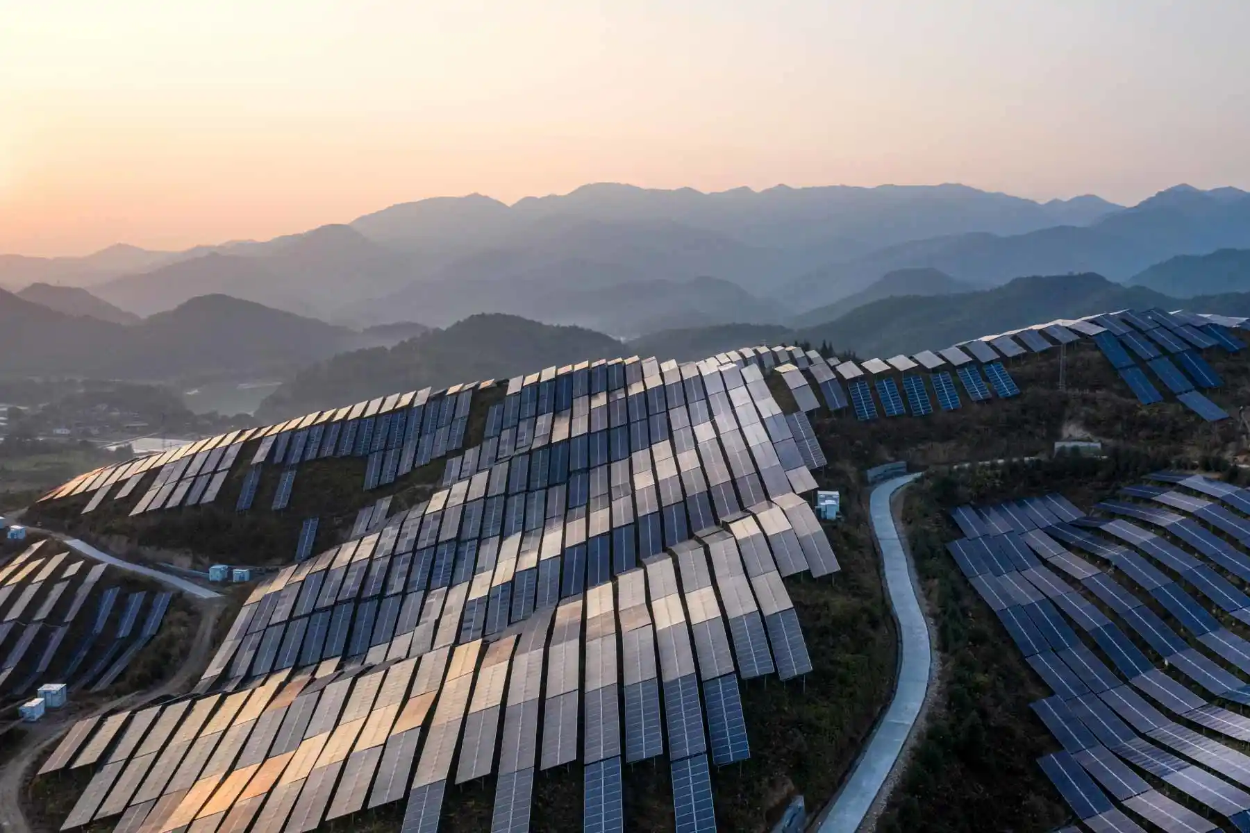 Paneles solares cubren una montaña
