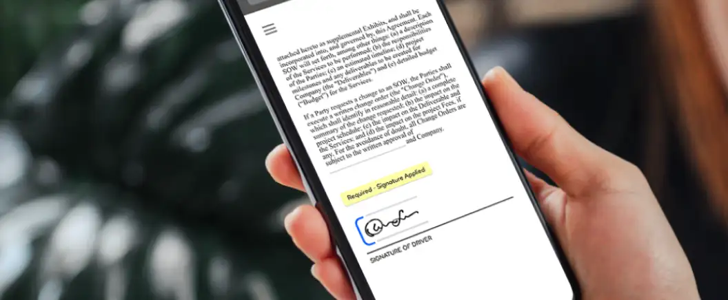 Mobiltelefon, das einen mit DocuSign eSignature unterzeichneten Vertrag zeigt